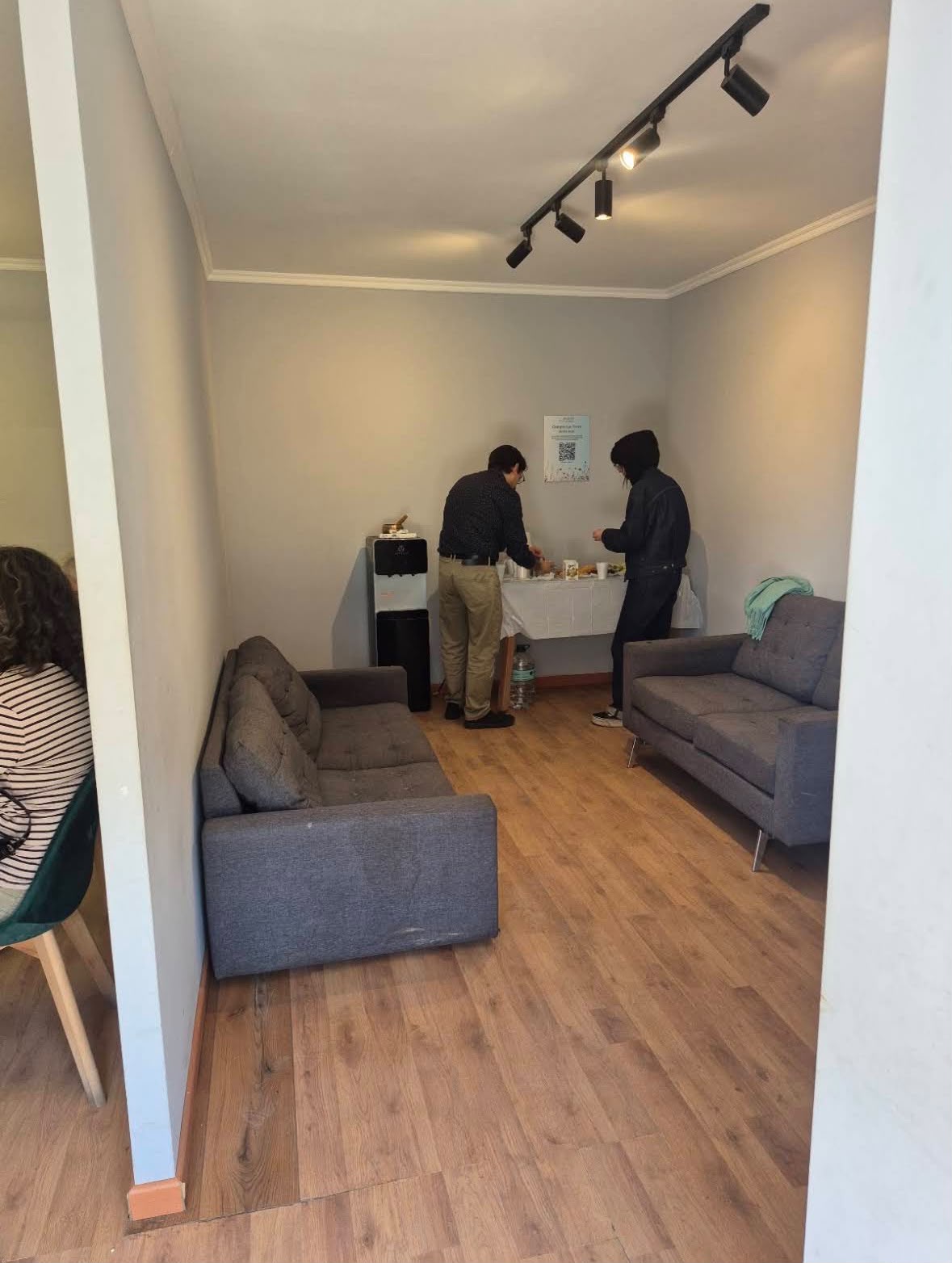 Sala de acompañamiento con cafetería para las familias
